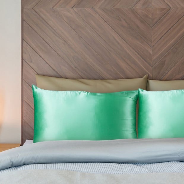Mulberry Soft Silk Hypoallergenic Pillowcase 51 x 76cm Mint Image 4