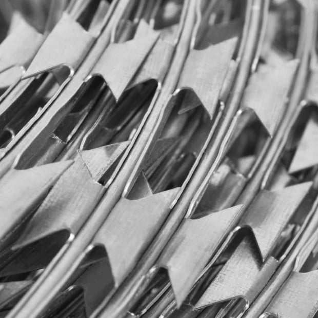 Bto-22 Clipped Concertina Nato Razor Wire Galvanised Steel 60 M Image 2