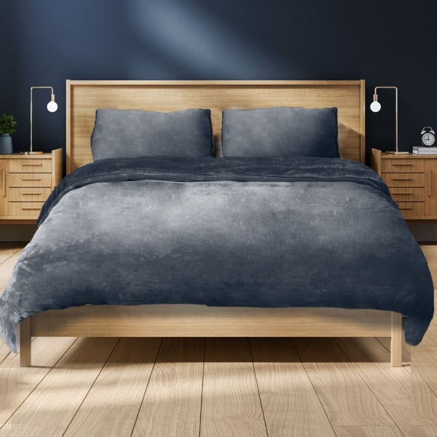 Luxury Flannel Quilt Cover with Pillowcase Dark Grey Queen Image 7