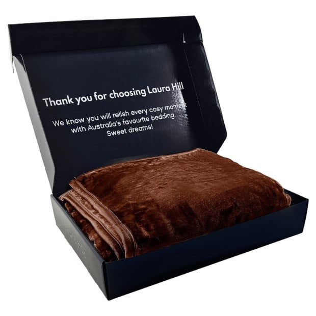 Laura Hill 600GSM Large Double-Sided Faux Mink Blanket - Chocolate Image 8