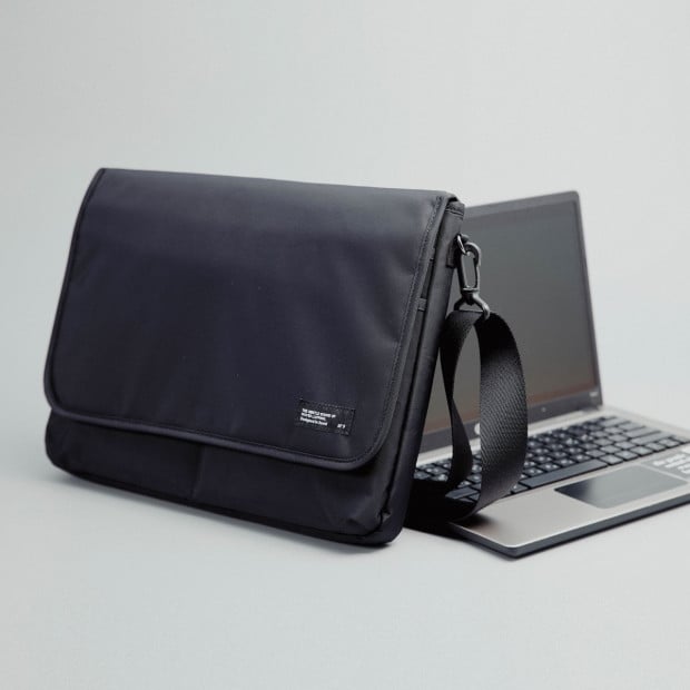 Large 15/15.6 Inch Laptop Sleeve With Strap Lato - Black Image 4